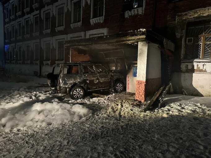 Водитель протаранил военкомат и поджёг свой автомобиль в Гусь-Хрустальном